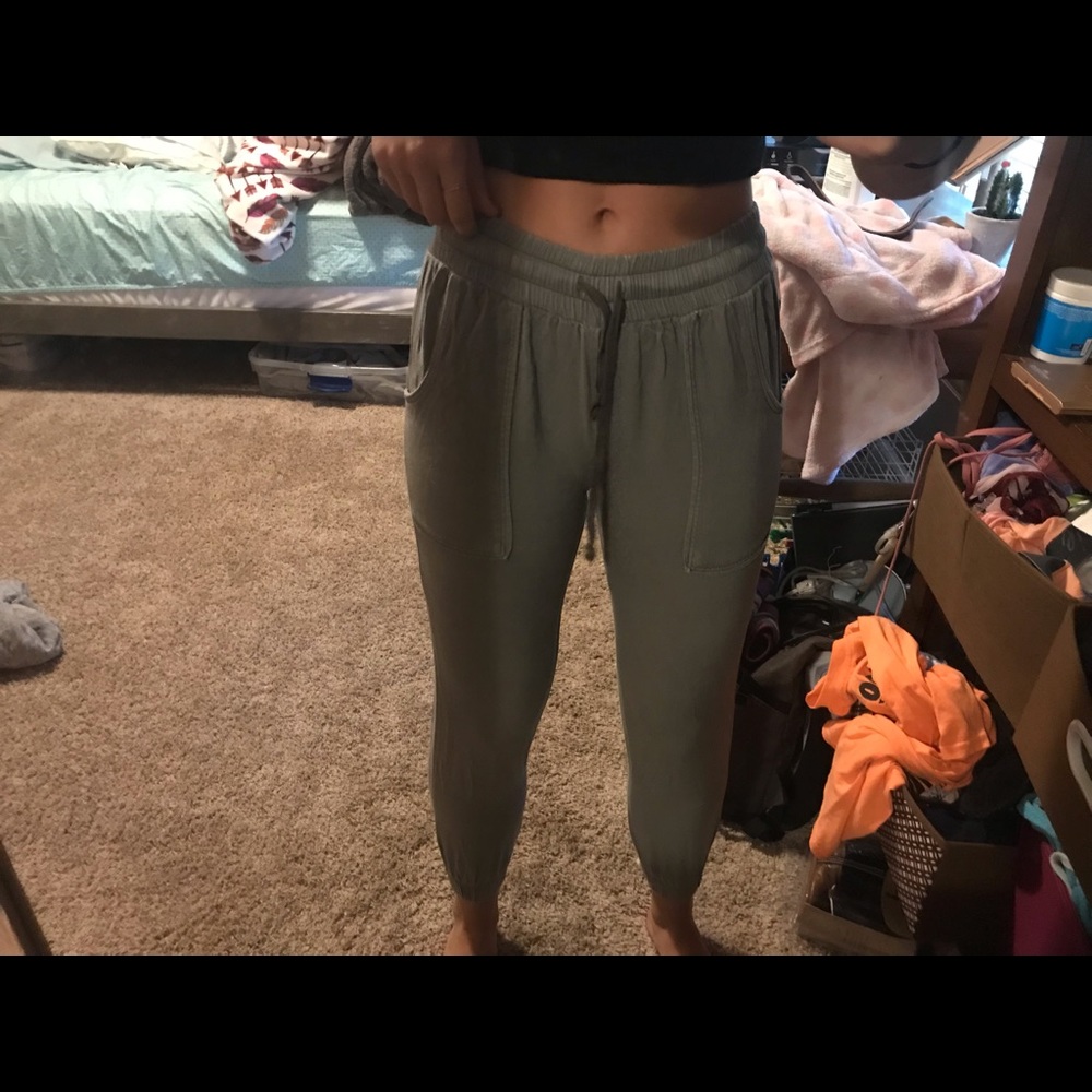 American Eagle green jogger style pants